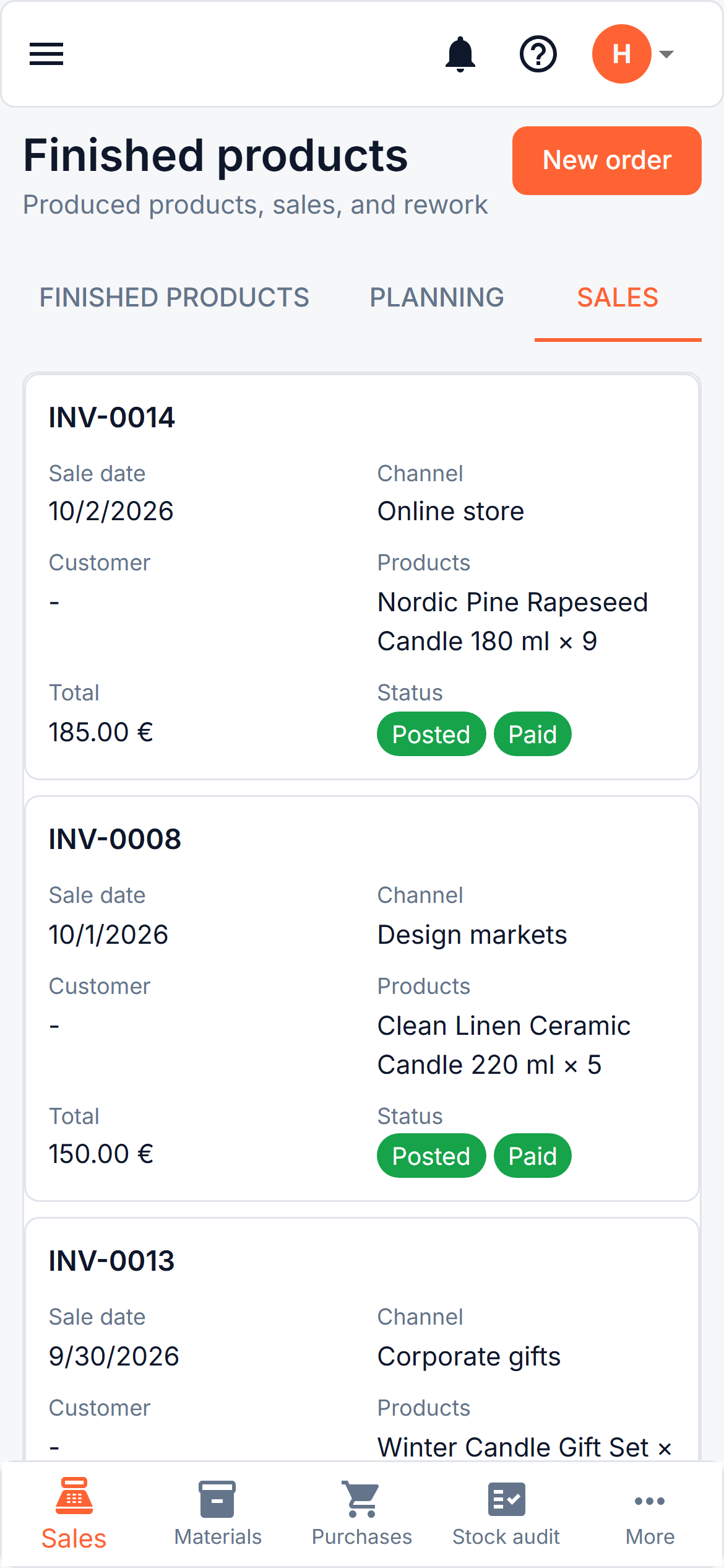 Sales orders as cards: number, date, channel, total and status